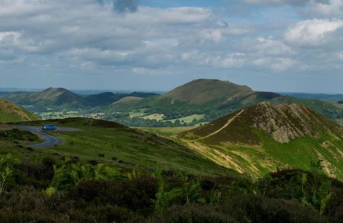 Picklescott House | Nest Holiday Hideaway Dove Cottage-Beautiful Location in the Long Mynd Area of Outstanding Natural Beauty-WHIRLPOOL JACUZZI BATHS!