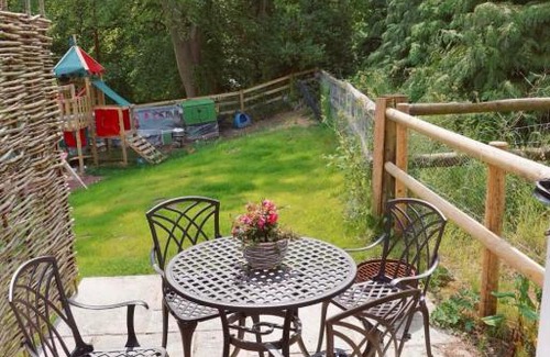 Picklescott House | Nest Holiday Hideaway Dove Cottage-Beautiful Location in the Long Mynd Area of Outstanding Natural Beauty-WHIRLPOOL JACUZZI BATHS!