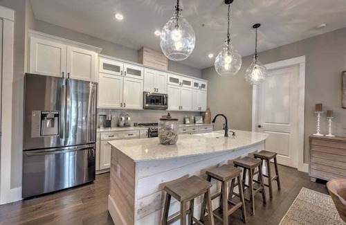 Blue Ridge Condo | Nest on West - Small town charm | Downtown Condo | Walk to shops