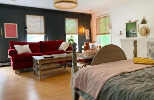 Okotoks House | Nesting Suite Okotoks