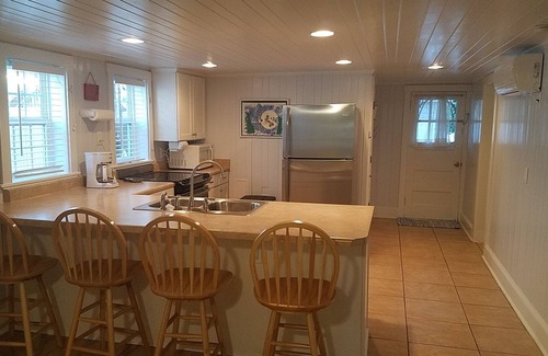 Wrightsville Beach Cottage | Nestled between the BEACH & BANKS CHANNEL- walk to PIER, RESTAURANTS & GROCERY!