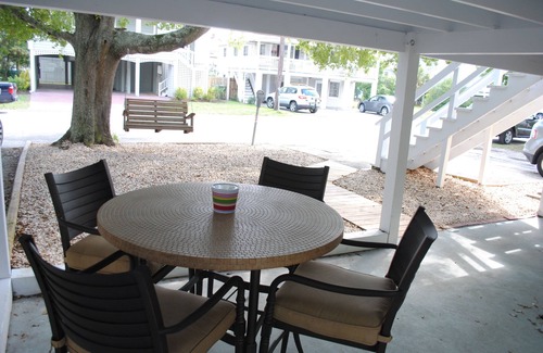 Wrightsville Beach Cottage | Nestled between the BEACH & BANKS CHANNEL- walk to PIER, RESTAURANTS & GROCERY!