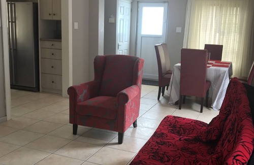 Fish Hoek House | Nestled Mountainside with Oceanview