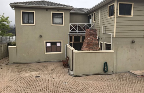 Fish Hoek House | Nestled Mountainside with Oceanview