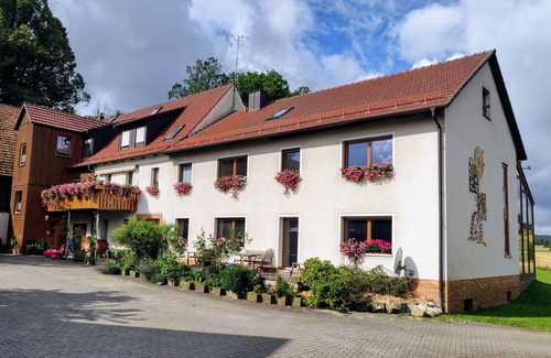 Edelsfeld Apartment | Neu gebaute Ferienwohnung für 4 Personen mit Balkon