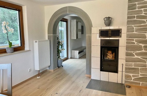Lam Apartment | Neu Renovierte Ferienwohnung mit Balkon und Kachelofen