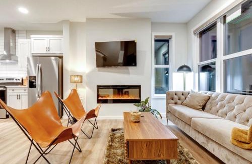 Calgary House | Neutral Living 6Beds 4Bedrooms and Bonus Room Free Parking