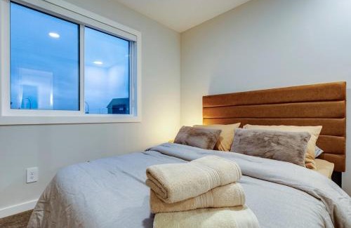 Calgary House | Neutral Living 6Beds 4Bedrooms and Bonus Room Free Parking