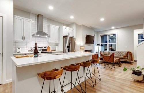 Calgary House | Neutral Living 6Beds 4Bedrooms and Bonus Room Free Parking
