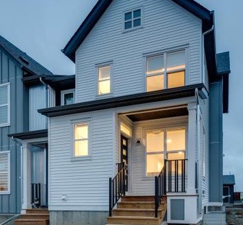 Calgary House | Neutral Living 6Beds 4Bedrooms and Bonus Room Free Parking