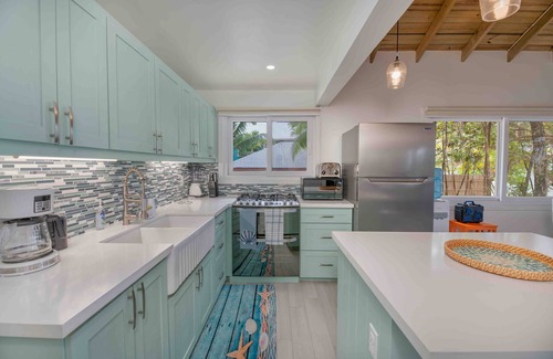 Dixon Cove House | Never Winter Beachfront 3 Bedroom House with Private pool