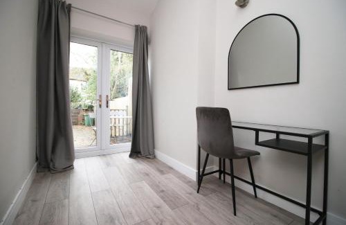 Penylan Apartment | NEW 1 Bed Flat next to Roath Park w/Street Parking
