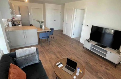 Gascoigne Apartment | NEW 1 bed modern cosy flat FREE WI-FI - with balcony