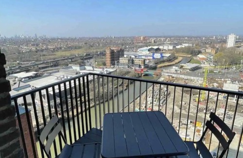 Gascoigne Apartment | NEW 1 bed modern cosy flat FREE WI-FI - with balcony