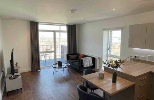 Gascoigne Apartment | NEW 1 bed modern cosy flat FREE WI-FI - with balcony
