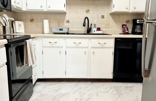 Northwestern Precinct Condo | NEW 1-bedroom condo with WiFi, AC in lovely Saint Paul near Hospitals!