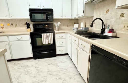 Northwestern Precinct Condo | NEW 1-bedroom condo with WiFi, AC in lovely Saint Paul near Hospitals!