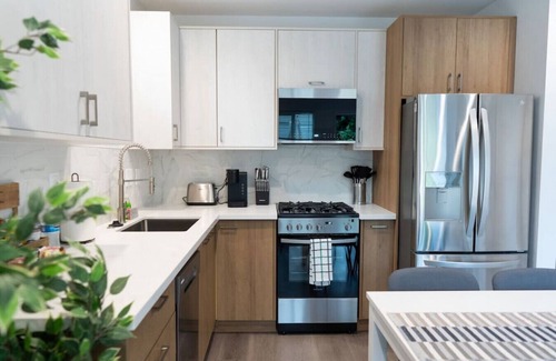 NoHo Arts District House | NEW 1-BEDROOM HOME BUILT IN 2022 LOCATED IN THE AWESOME NOHO ARTS DISTRICT AREA (p54)