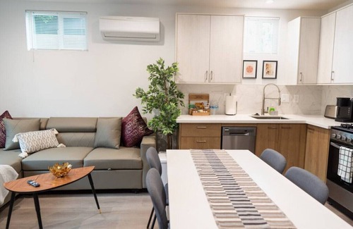 NoHo Arts District House | NEW 1-BEDROOM HOME BUILT IN 2022 LOCATED IN THE AWESOME NOHO ARTS DISTRICT AREA (p54)