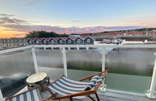 Mellerud O Villa | New 135 sqm lakeside villa on Lake Vänern with idyllic harbor flair + nature reserve