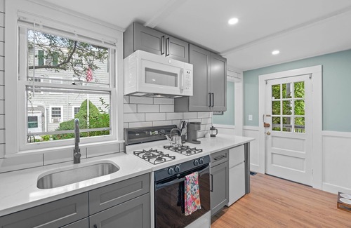 Salem Apartment | NEW 1803 Salem 1BR l Walk 2 Haunted Happenings