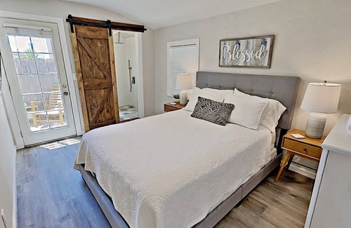 Golden Hill House | New 1Bd Steps to Broadway! Near Downtown, Zoo, Coronado, Jacuzzi & BBQ Area with Fire Pit!