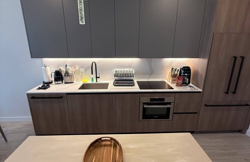 North Beach Apartment | New 1Bed 2bath 20th floor amazing views