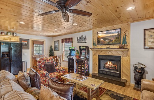 Wears Valley Cabin | New 1BR/1BA The Bear Stop Flat Paved Access Wears Valley Hot Tub WiFi Pool Table