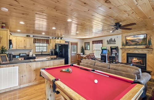 Wears Valley Cabin | New 1BR/1BA The Bear Stop Flat Paved Access Wears Valley Hot Tub WiFi Pool Table