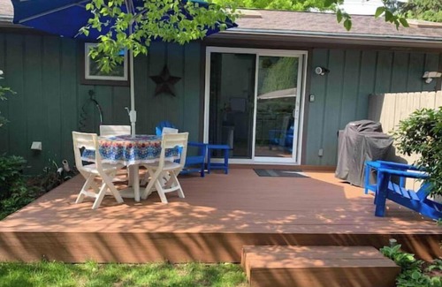 Douglas Condo | New 2 BR condo & private courtyard. CLEAN. Modern Kitchen. Walk/bike to town.