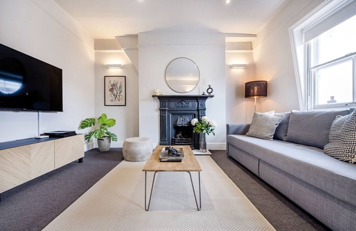 Covent Garden Apartment | NEW! 2Bed/3Beds/2Bath/Cov Gd Piazza/1 min subway