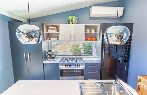 East Jindabyne House | New 3 bedroom house with lake views and fire place