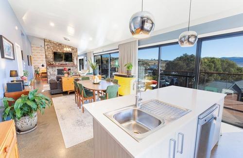 East Jindabyne House | New 3 bedroom house with lake views and fire place