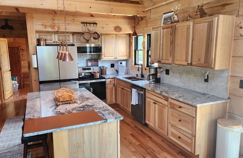 Bakersville Cabin | New 3-bedroom NC mountain cabin with million dollar view & N. Toe River access