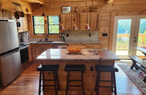 Bakersville Cabin | New 3-bedroom NC mountain cabin with million dollar view & N. Toe River access
