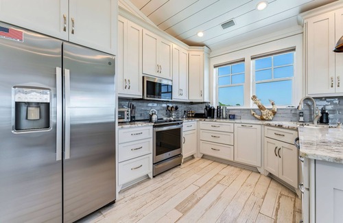 East End House | NEW 3 BR 4.4 Bath Heated Pool plus Elevator