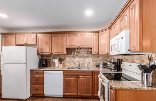 Mesa House | NEW 3 BR Home - Private pool & Backyard OASIS with BBQ Grill, Firepit, Turf