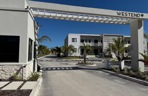 Westwind House | New 3bd Townhouse - Gated - Private Plunge pool - Beach and Gym access