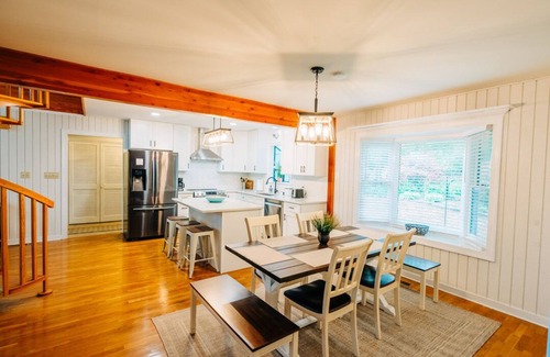 Louisa House | NEW 3BR+Loft, Lakefront, Dock, Firepit, Kayaks