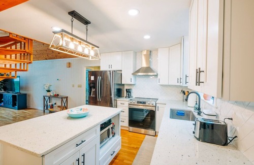 Louisa House | NEW 3BR+Loft, Lakefront, Dock, Firepit, Kayaks