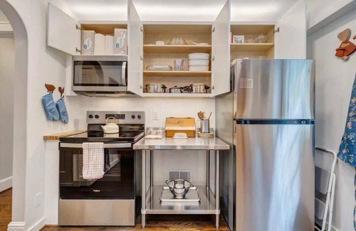 Roanoke House | NEW 3BR Seconds to Blue Ridge Parkway-Cozy & Comfy