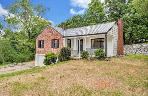 Roanoke House | NEW 3BR Seconds to Blue Ridge Parkway-Cozy & Comfy