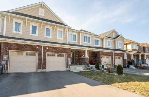 Thorold House | New 3BR Townhouse, Minutes to Niagara Falls and Brock University by GLOBALSTAY