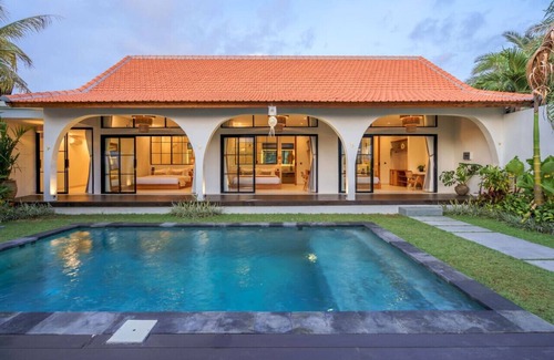 Batu Bolong House | New 4BDR - Villa Larona Canggu