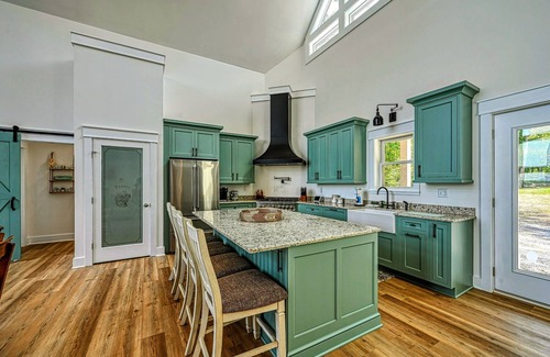 Mineral House | NEW 4BR Lakefront Lake Anna, Hot Tub, Boat Dock, Deck, Fire Pit, Views