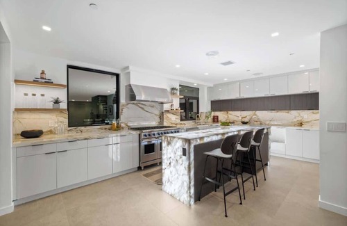 Hollywood Hills West Villa | New 5 Bd Modern Sunset Strip Jetliner View Villa