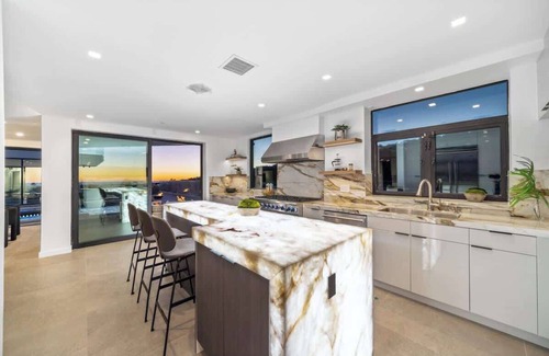 Hollywood Hills West Villa | New 5 Bd Modern Sunset Strip Jetliner View Villa