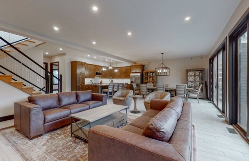 Windham House | NEW 5 Bed 5 1/2 Bath Townhouse Walk To Skiing! 900 sq ft Of Mountan View Decks!