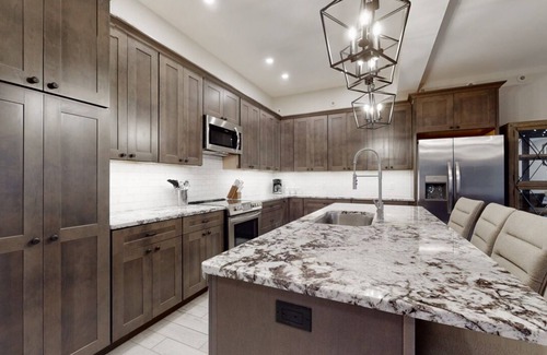 Windham House | NEW 5 Bed 5 1/2 Bath Townhouse Walk To Skiing! 900 sq ft Of Mountan View Decks!