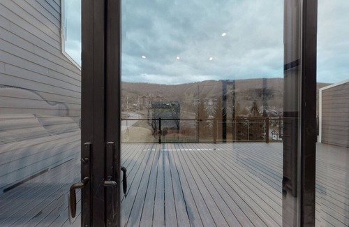 Windham House | NEW 5 Bed 5 1/2 Bath Townhouse Walk To Skiing! 900 sq ft Of Mountan View Decks!